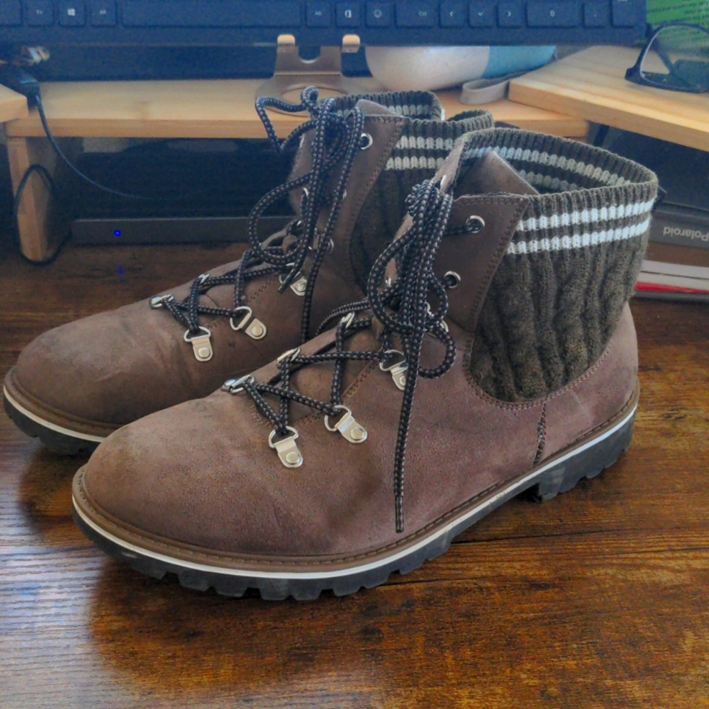 Brown boots with cotton stretch